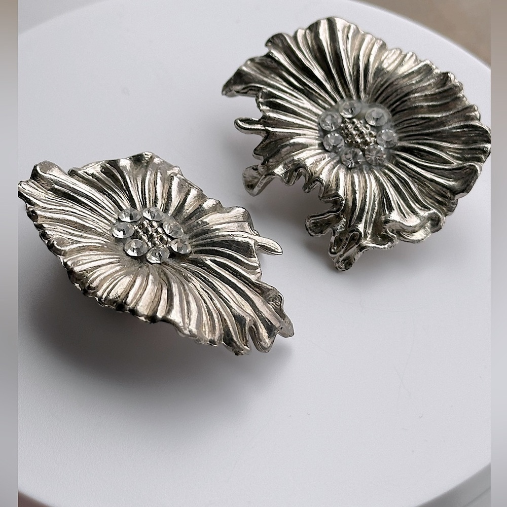 Vintage | Silver Floral Earring | 80s Runway Style | Clip On | Lightweight | EUC